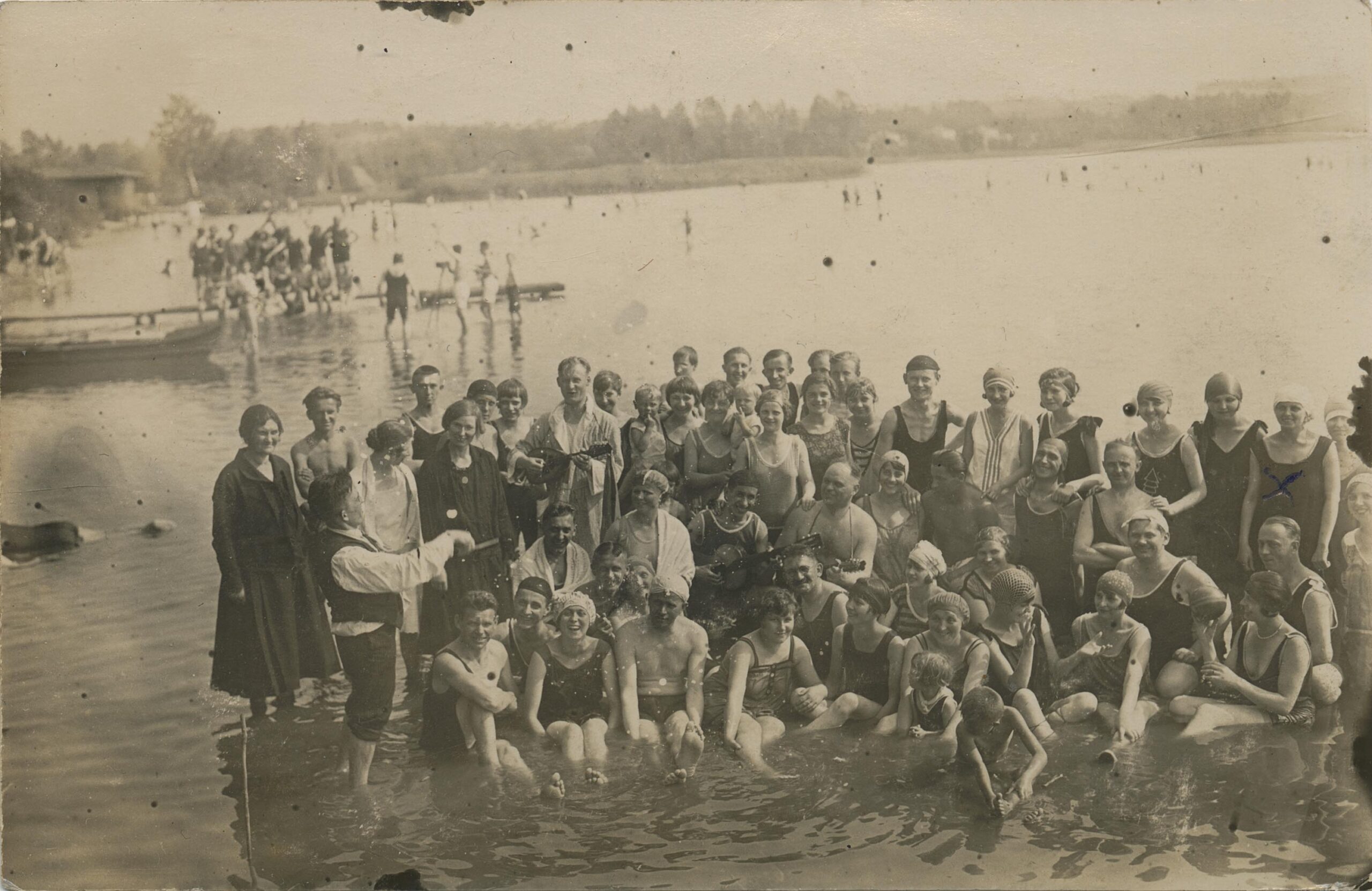 Koło Śpiewu Dembiński w Boszkowie. wys. 8,9 cm x szer. 13,7 cm; papier fotograficzny, odbitka srebrowo - żelatynowa; lata 20. XX w.; Muzeum Okręgowe w Lesznie; MLFa711